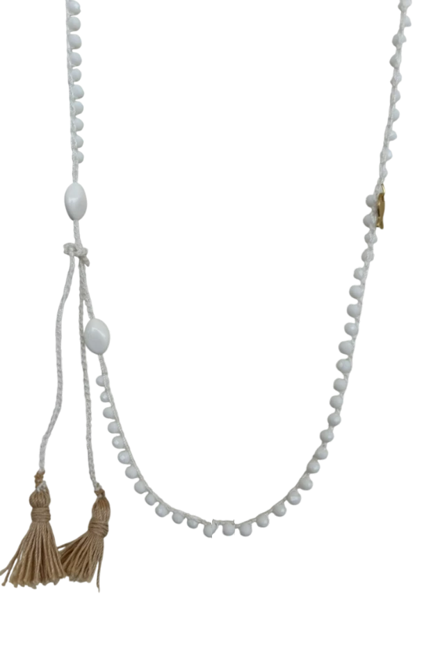 Collana lunga bianca con nappine beige 