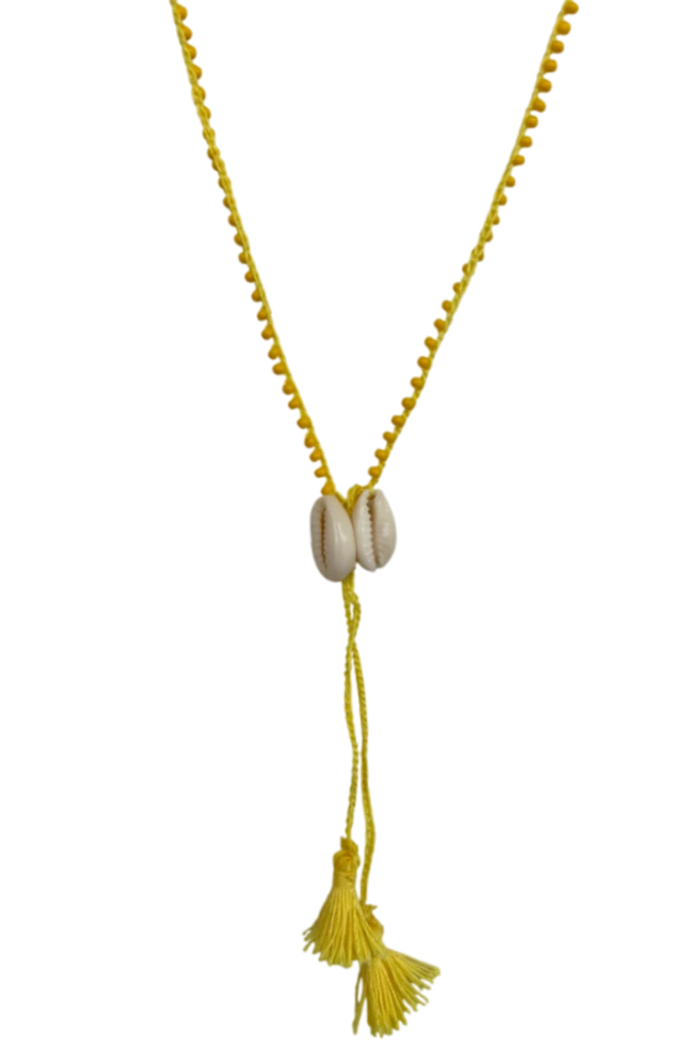 Collana lunga gialla con nappine e conchiglie
